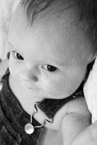 Zwart-witportret van een baby