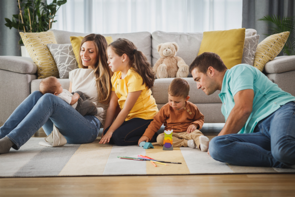 Gezin speelt samen in de woonkamer