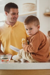 Vader en zoon samen in de keuken