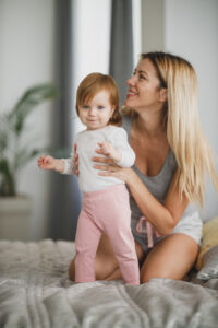 Moeder met haar dochtertje in de slaapkamer